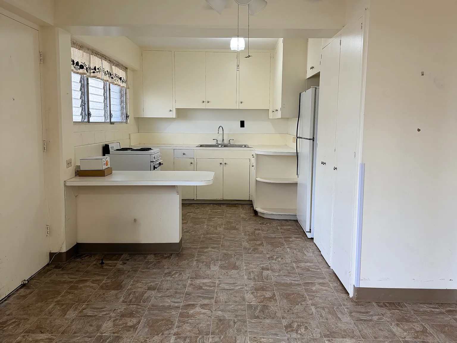 2 bed, $1,900 — Photo 2