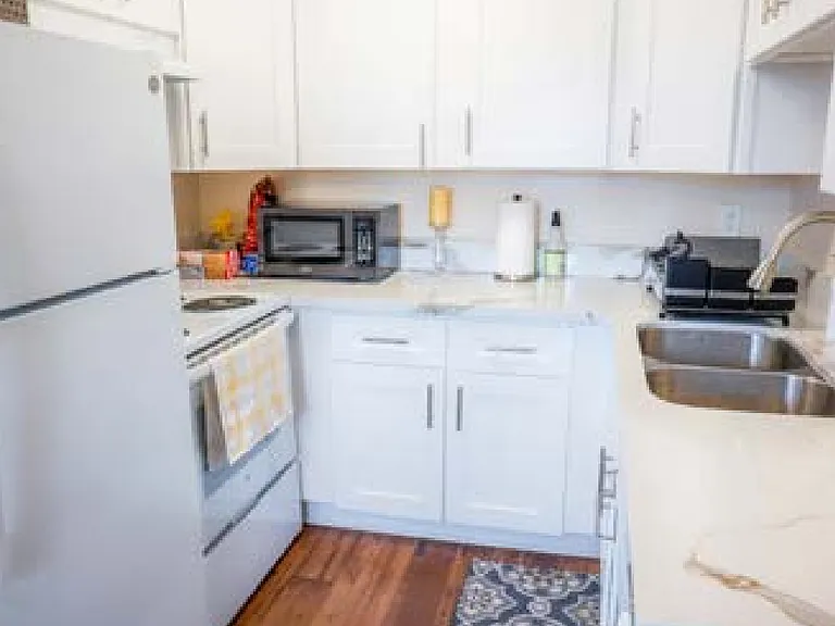 Parkway Plaza Apartments — Photo 11