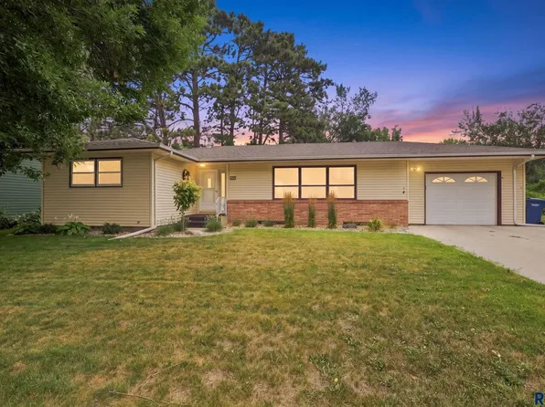 104 W 5th St, Dell Rapids, SD 57022