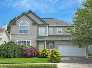 188 Cranberry Ct, Melville, NY 11747