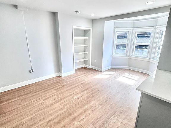 5th image of 827-829 W Linden St #829-6
