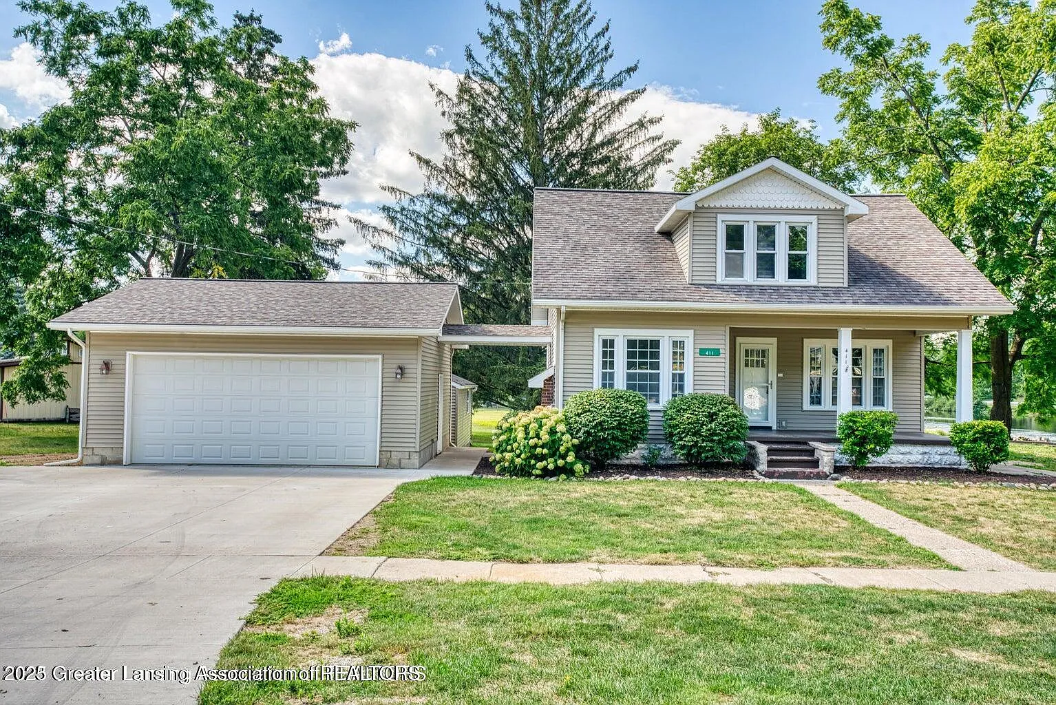 411 Lewis St photo 1