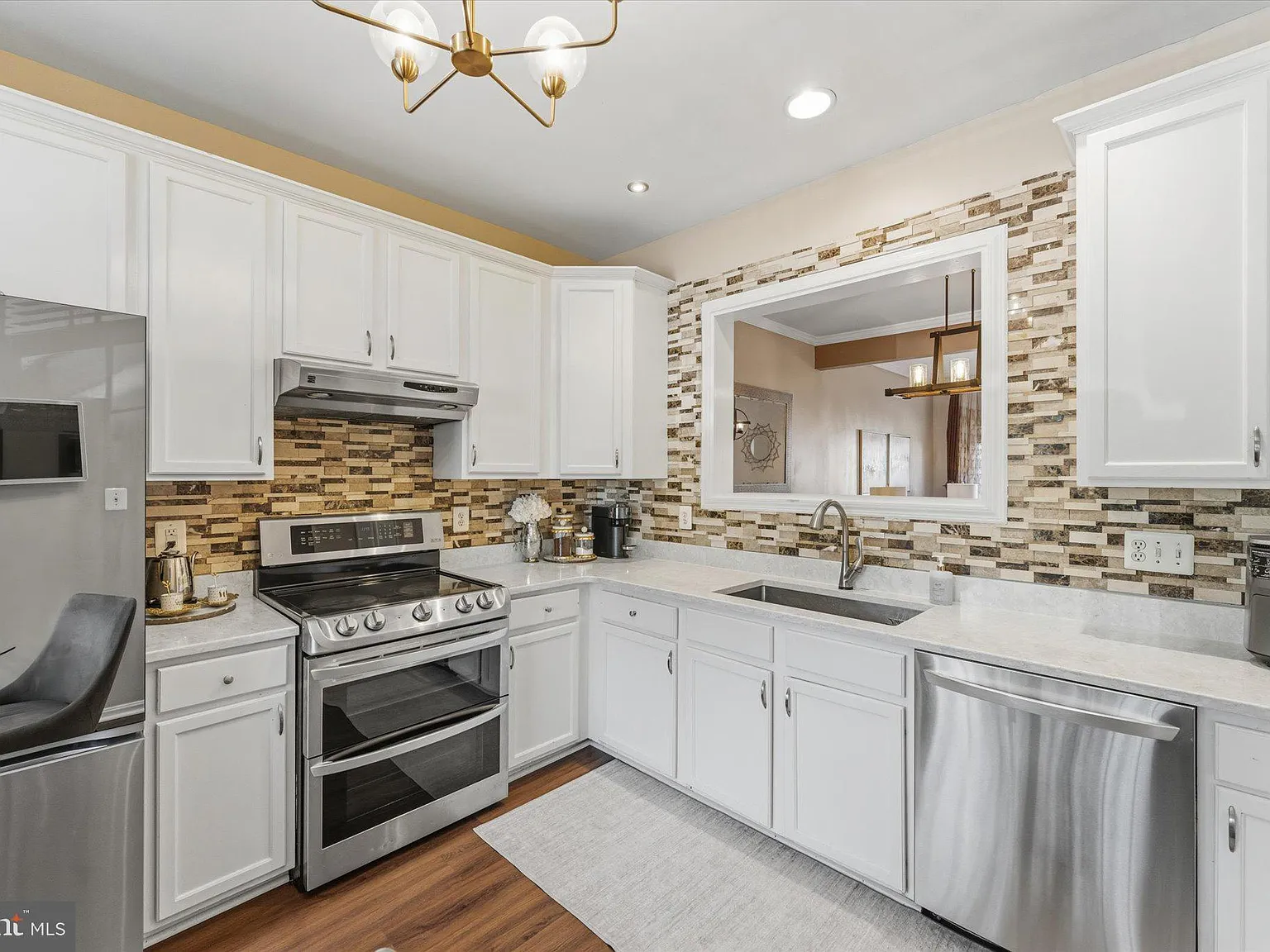 4 bed, 3.5 bath, 2131 sqft, $3,000 — Photo 2