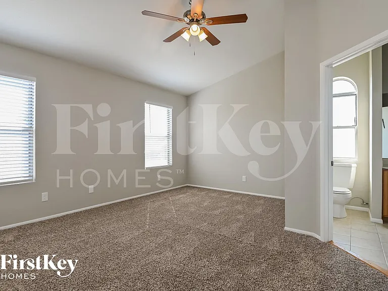 1161 N Chamberlain Pl — Photo 7