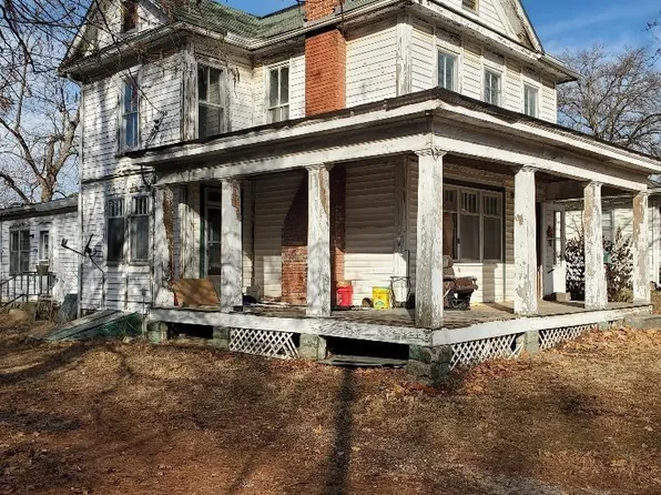 611 S Main St, Clinton, MO 64735