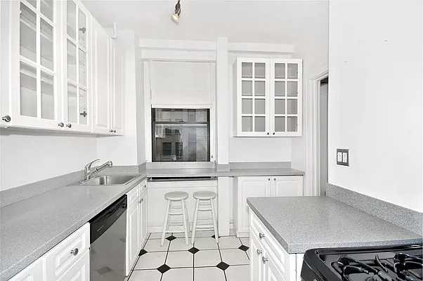 Sold by Douglas Elliman | media 21