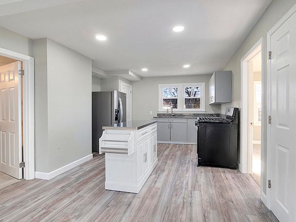 4th image of 2710 Horton St