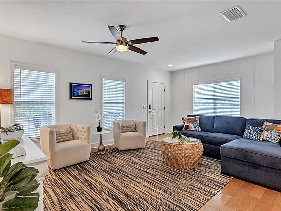 4th image of 2188 Hillview St