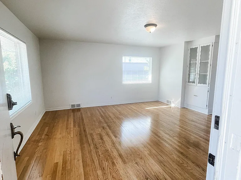 801 13th Ave — Photo 2