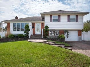 30 Eagle Ln, Farmingdale, NY 11735