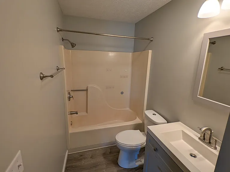 1550 Hawk Cir #D — Photo 9