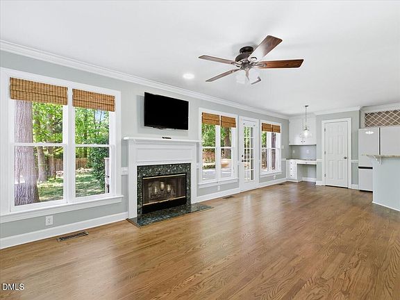 3rd image of 2725 Dahlgreen Rd