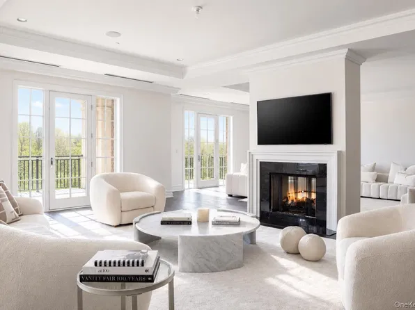 3000 Royal Court #3211, North Hills, NY 11040