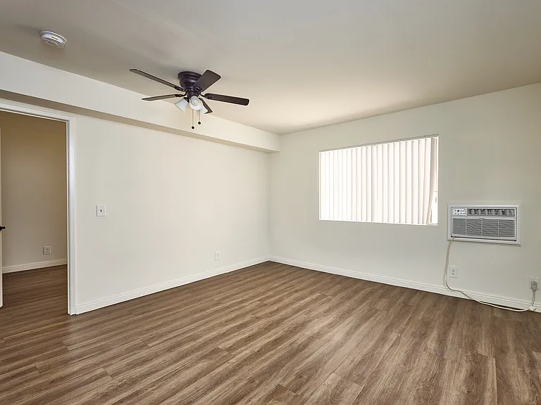 744 N Manhattan Pl — Photo 13