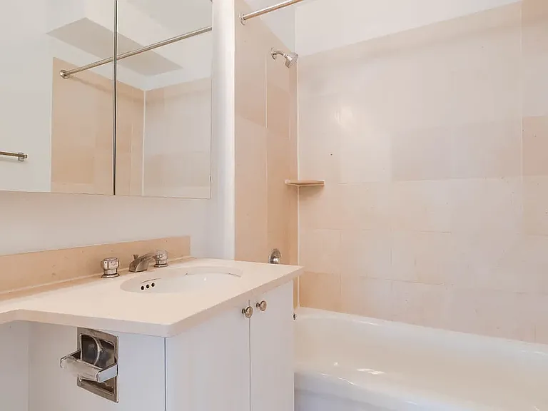 180 Riverside Blvd #10V — Photo 24