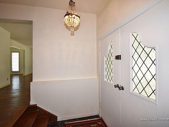 3rd image of 2437 Cambridge Dr