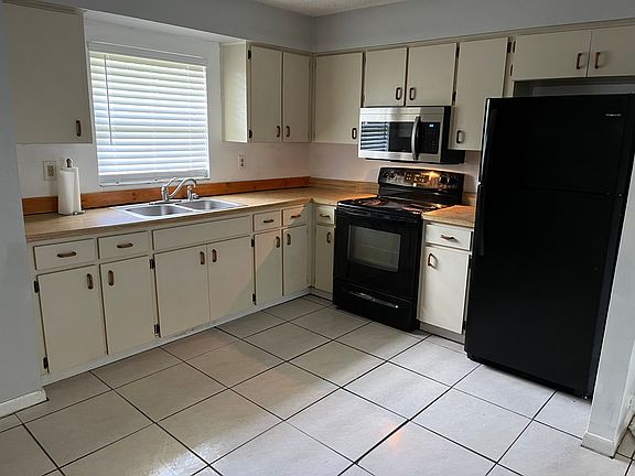 Kitchen new microwave 3 YO refrigerator new faucet and reverse osmosis drinking water
