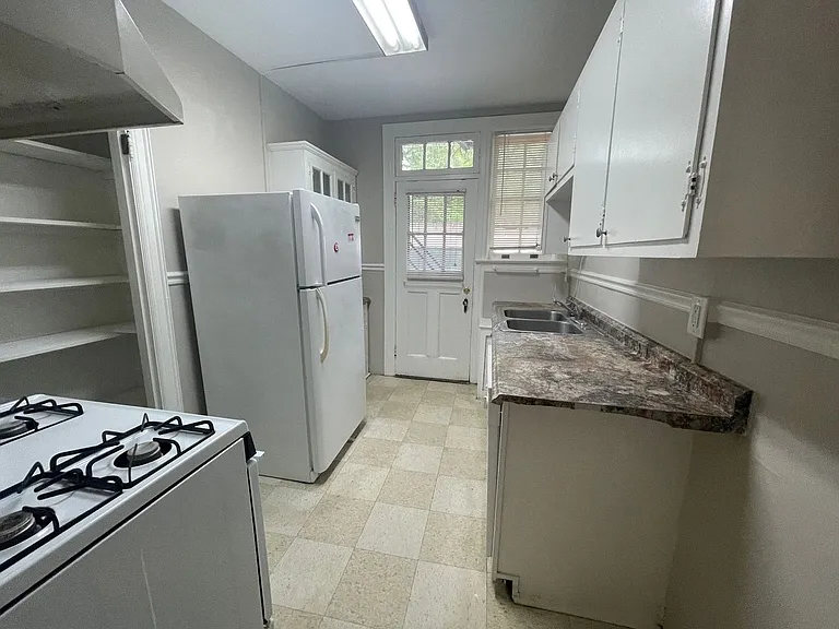 Winburn Court Apartments — Photo 4