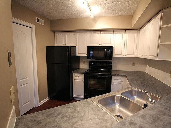 4th image of 332 Village Pointe Dr #332