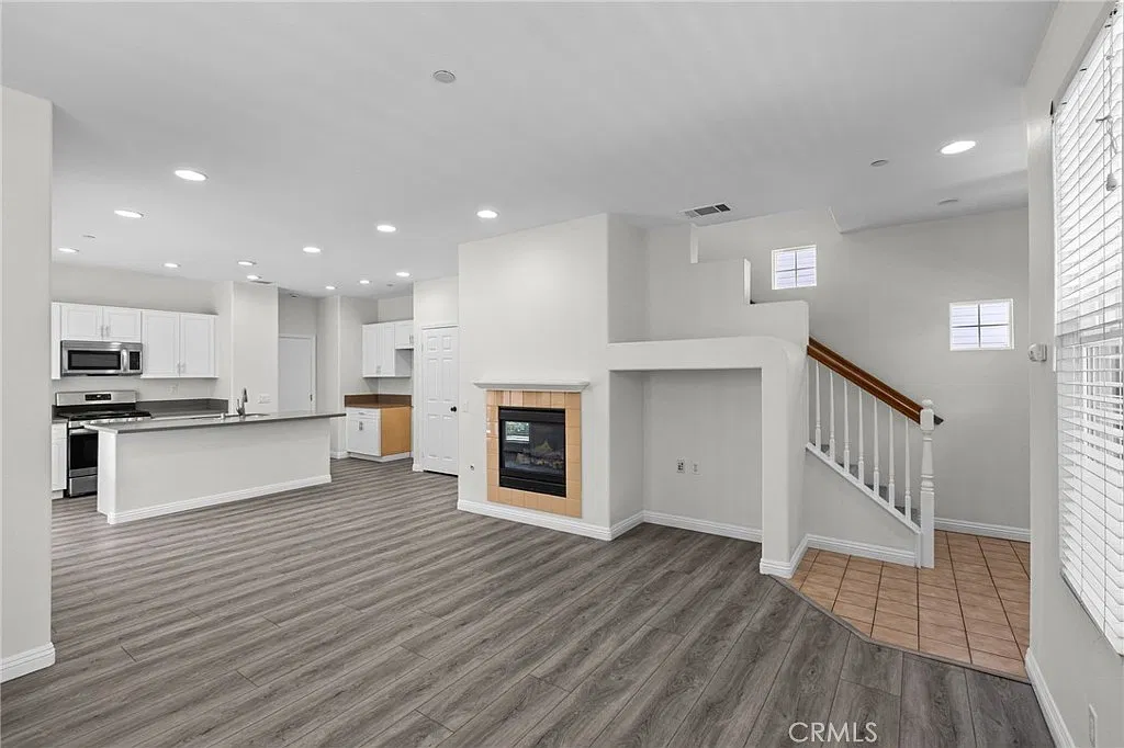 3 bed, 2.5 bath, 1460 sqft, $4,300 — Photo 4