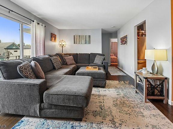5th image of 354 Hoover Ave #98