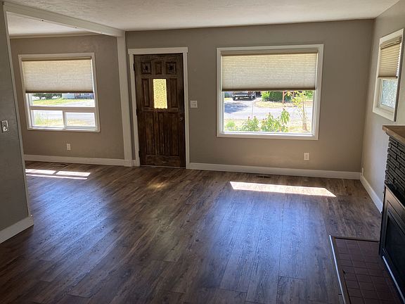 3rd image of 3864 Bartlett Dr SE