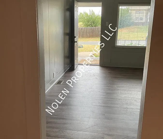 410 W Pine Ave — Photo 5