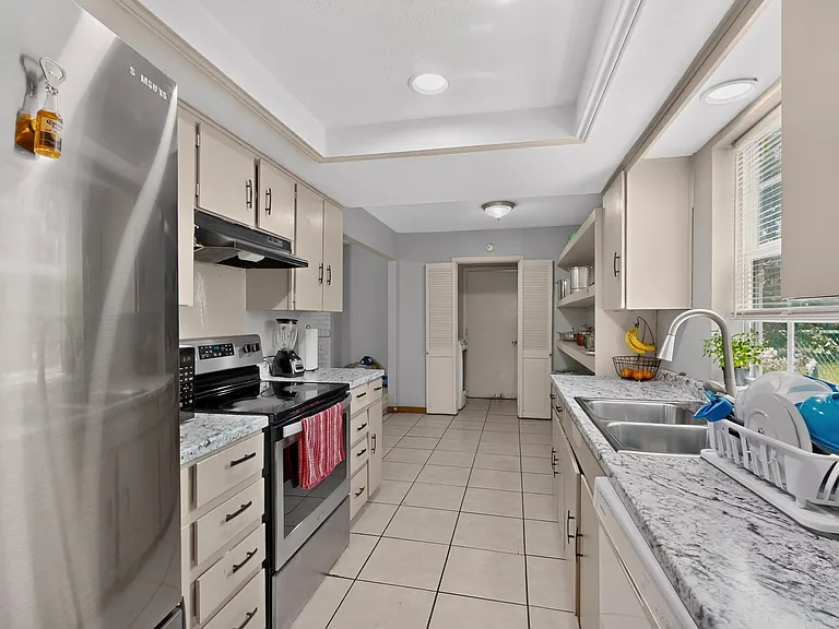 1514 Douglas Dr — Photo 23