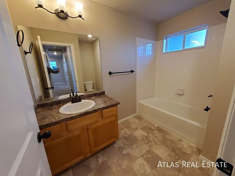 708 Finch Dr — Photo 15