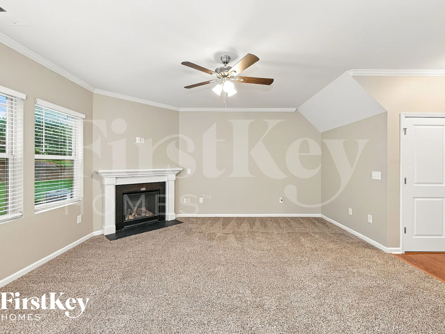 3 bed, 2.5 bath, 1994 sqft, $2,040 — Photo 2