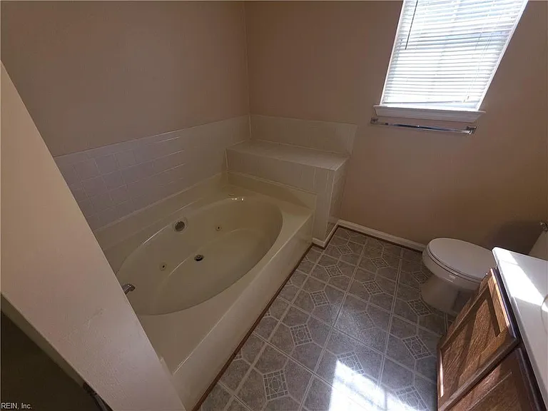 1460 Berkshire Dr — Photo 19