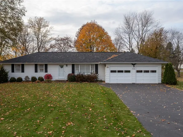 714 Hook Rd, Farmington, NY 14425