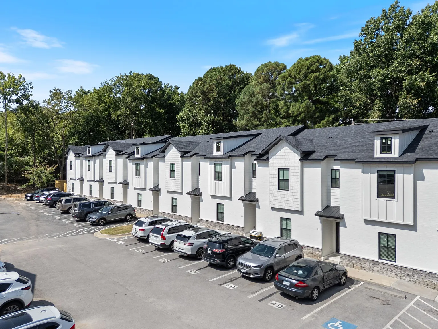 Student Housing Near the University of Arkansas (4bed/3bath) — Photo 2