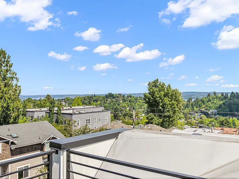 2327 E Denny Way — Photo 27