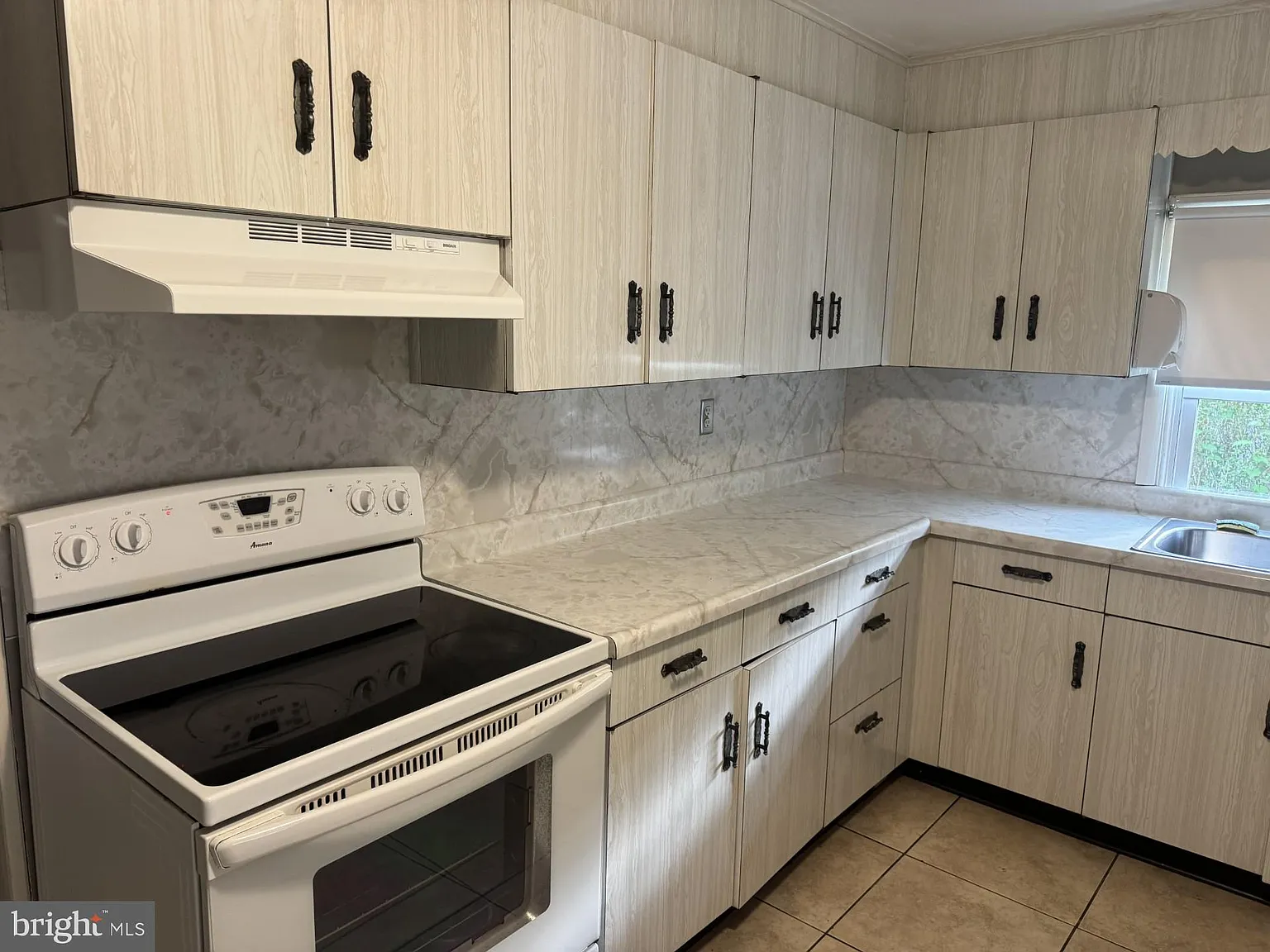 3 bed, 2.0 bath, 1242 sqft, $1,900 — Photo 4