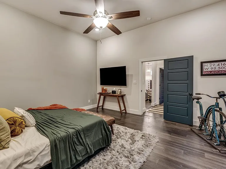 517 Burleson St — Photo 14