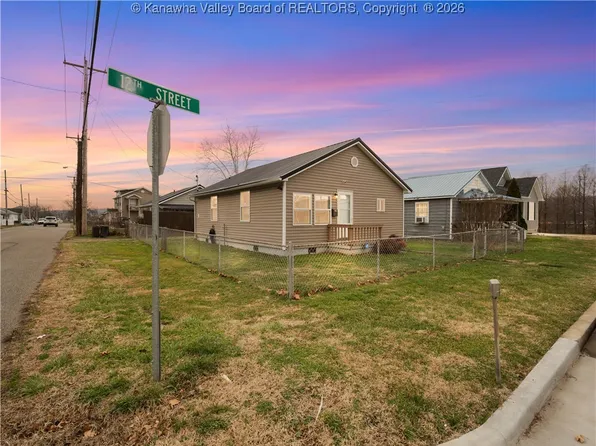 1210 12th St, Nitro, WV 25143