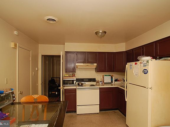 2nd image of 405 Allens Aly