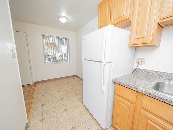 5th image of 825 Orchard Ave #11