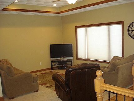 5th image of 185 Maple Street
