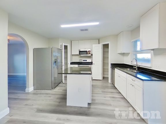 4th image of 426 Elgin Blvd