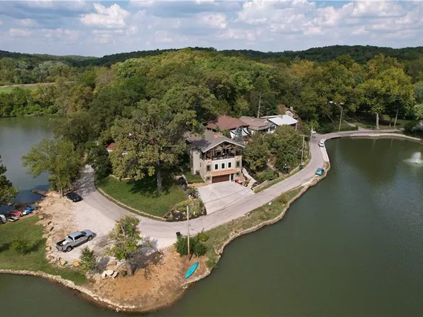 907 Lake Of The Frst, Bonner Springs, KS 66012