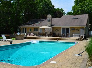 5 Neil Dr, Farmingville, NY 11738