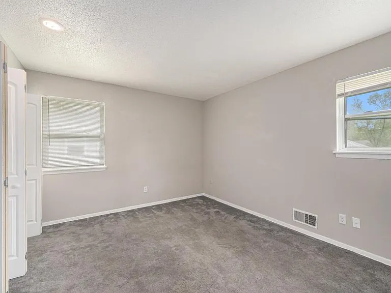 221 N Oak St — Photo 8