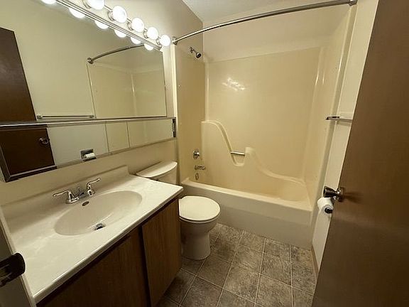 5th image of 702 Devonshire Dr #B