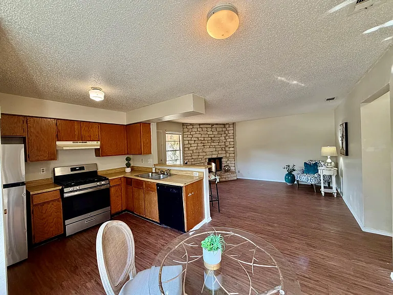 402 Hedgewood Dr #C — Photo 6