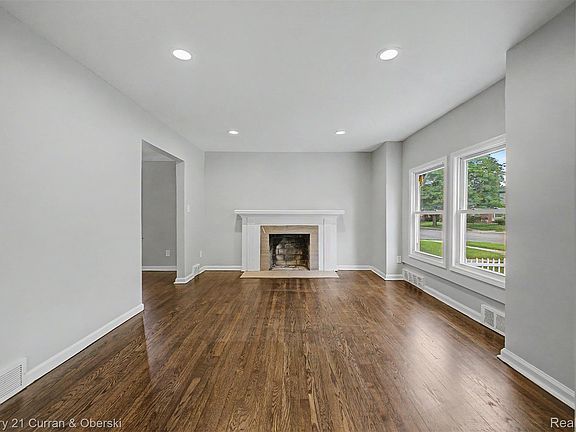 3rd image of 9263 Rosemont Ave