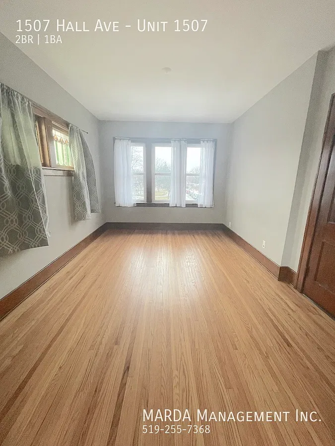 Beautiful 2 Bedroom Upper Unit In Walkerville! + Hydro & Gas — Photo 3