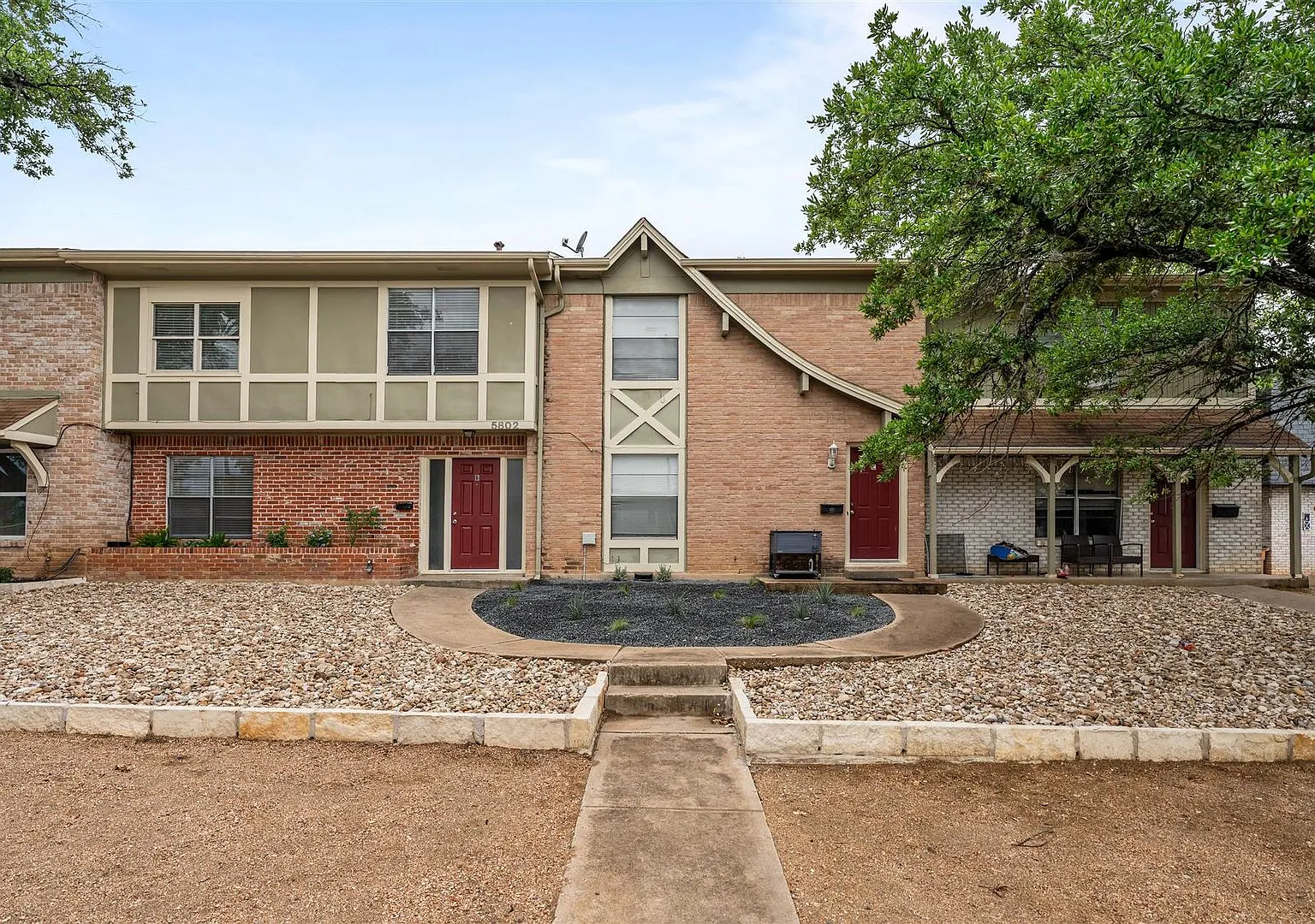 Remodeled townhouse - Available now! — Photo 1
