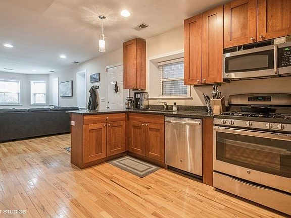 5th image of 1078 N Marshfield Ave #G